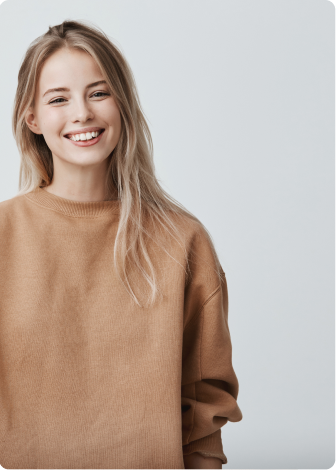 נערה מחייכת