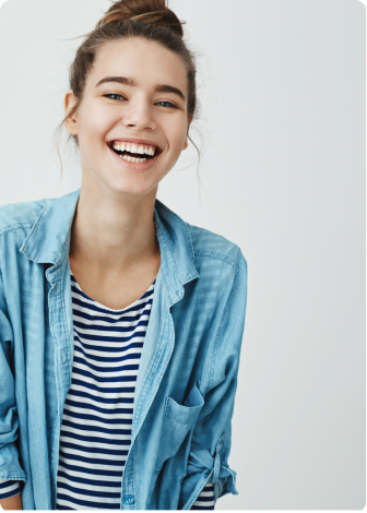 אישה מחייכת