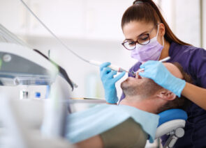 טיפול אצל רופאת שיניים