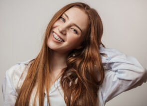 אישה עם גשר שקוף בשיניים