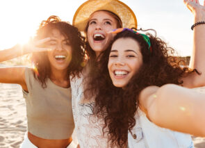 נשים מחייכות