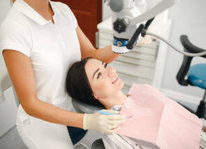 אישה בטיפול במרפאת שיניים