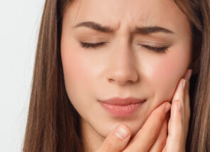 אישה עם כאב שיניים