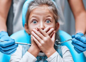 ילדה מפחדת מבדיקת שיניים