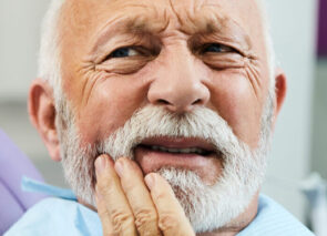 איש עם כאב שיניים