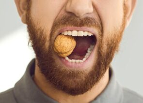 איש עם אגוז בין השיניים