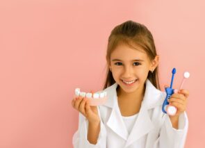 ילדה במרפאת שיניים