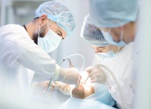 ילד בטיפול שיניים