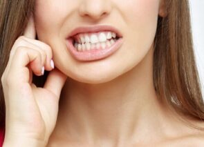 אישה חורקת שיניים