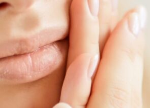 אישה עם כאב באזור הלסת