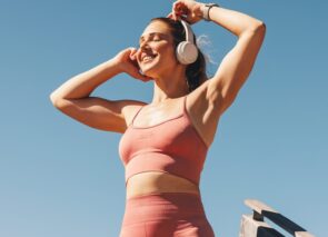 אישה בבגדי ספורט עם אוזניות