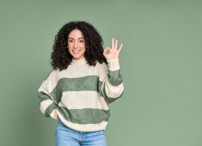 אישה מסמנת "אוקיי"