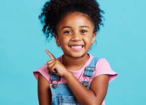 ילדה מצביעה למעלה