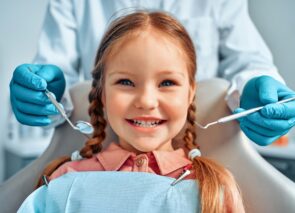 ילדה עם צמות בבדיקת שיניים