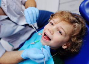 ילד בבדיקה אצל רופא שיניים