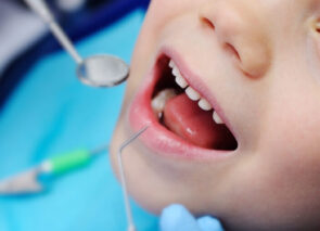 ילד בבדיקה אצל רופא שיניים