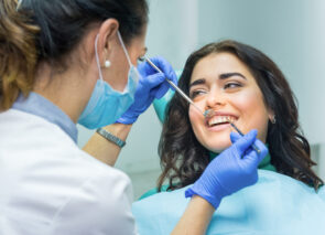 בדיקת שיניים אצל רופאה