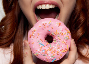 אישה אוכלת דונאט